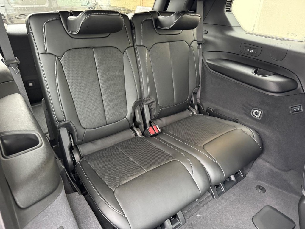 Jeep Grand Cherokee L Vehicle Full-screen Gallery Image 5