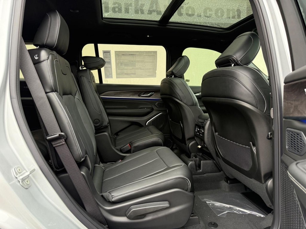 Jeep Grand Cherokee L Vehicle Full-screen Gallery Image 6