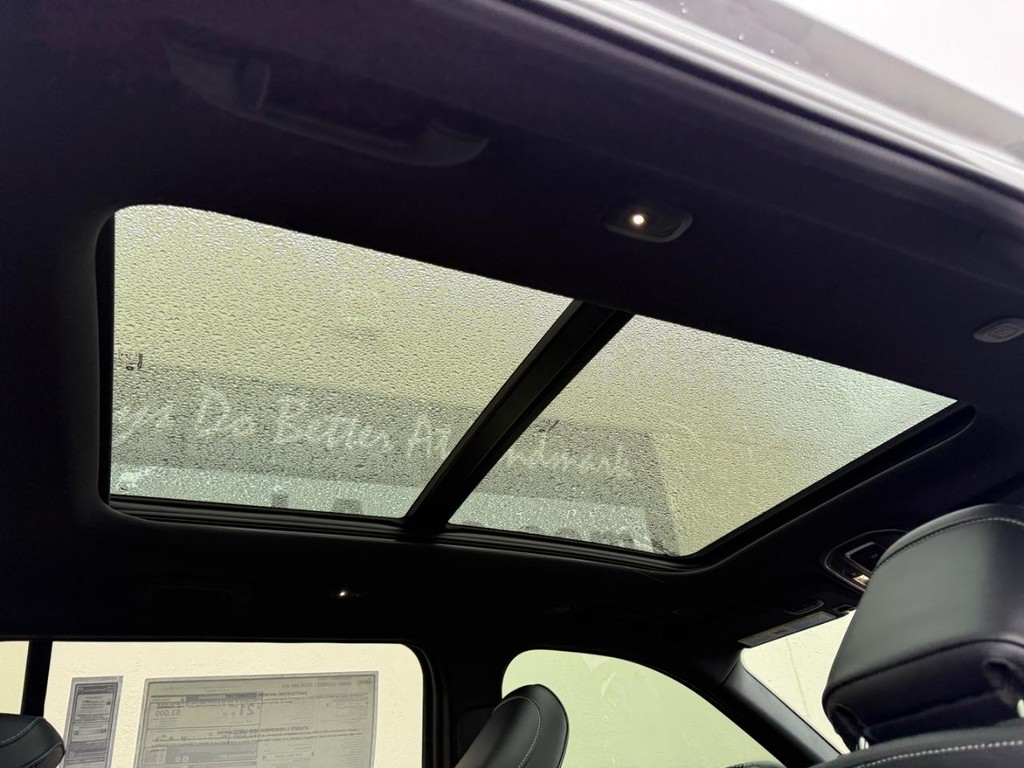 Jeep Grand Cherokee L Vehicle Full-screen Gallery Image 7