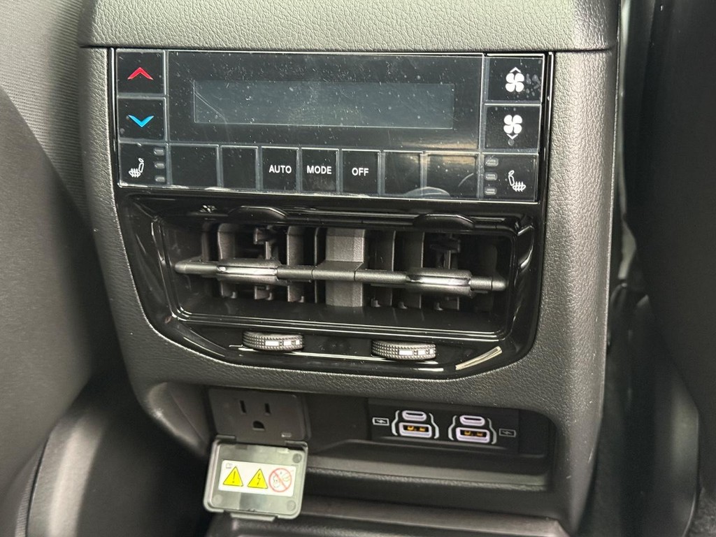 Jeep Grand Cherokee L Vehicle Full-screen Gallery Image 8