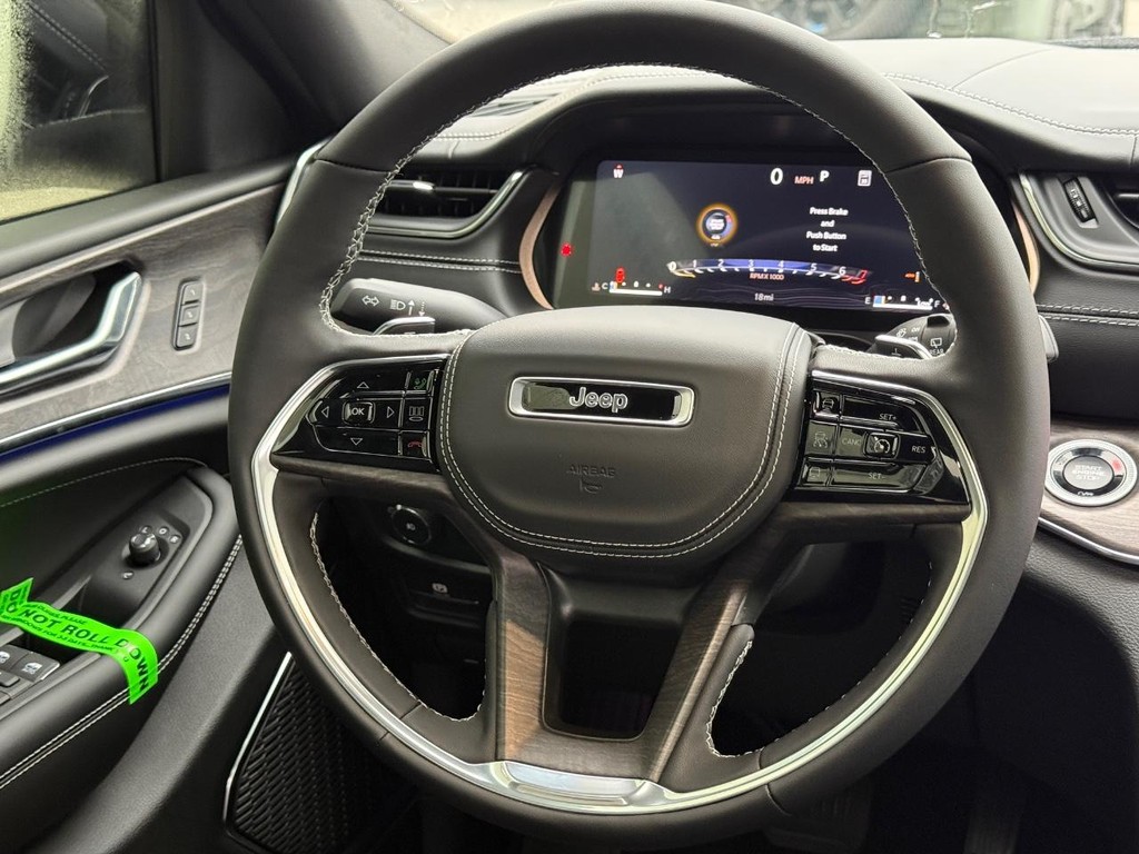 Jeep Grand Cherokee L Vehicle Full-screen Gallery Image 10