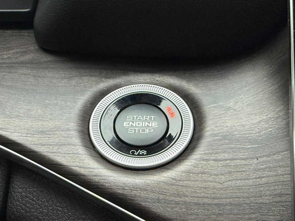 Jeep Grand Cherokee L Vehicle Full-screen Gallery Image 13