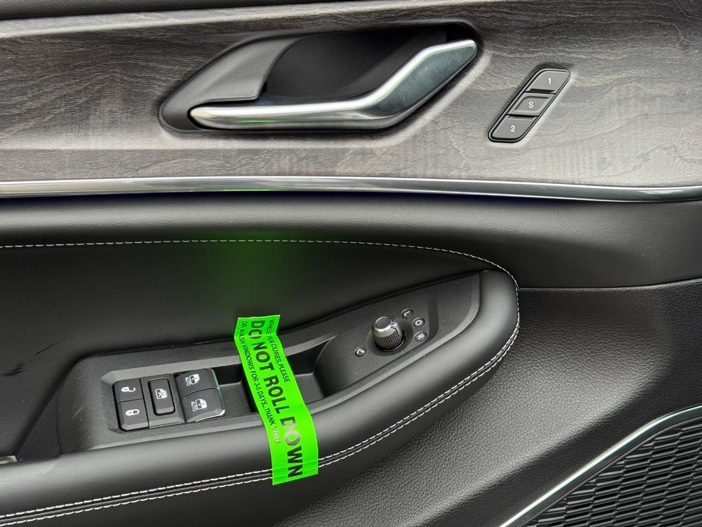 Jeep Grand Cherokee L Vehicle Full-screen Gallery Image 20