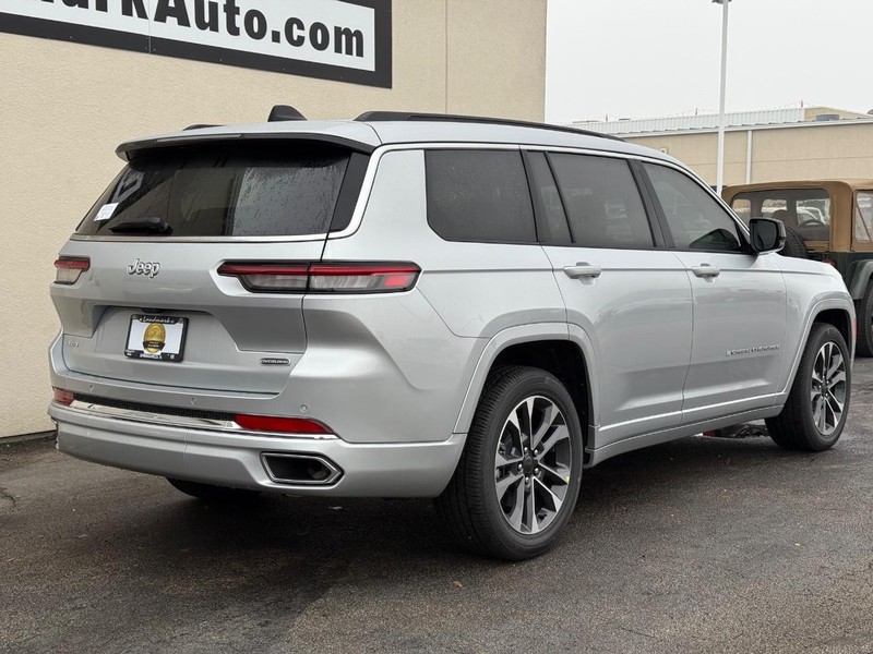 Jeep Grand Cherokee L Vehicle Full-screen Gallery Image 3