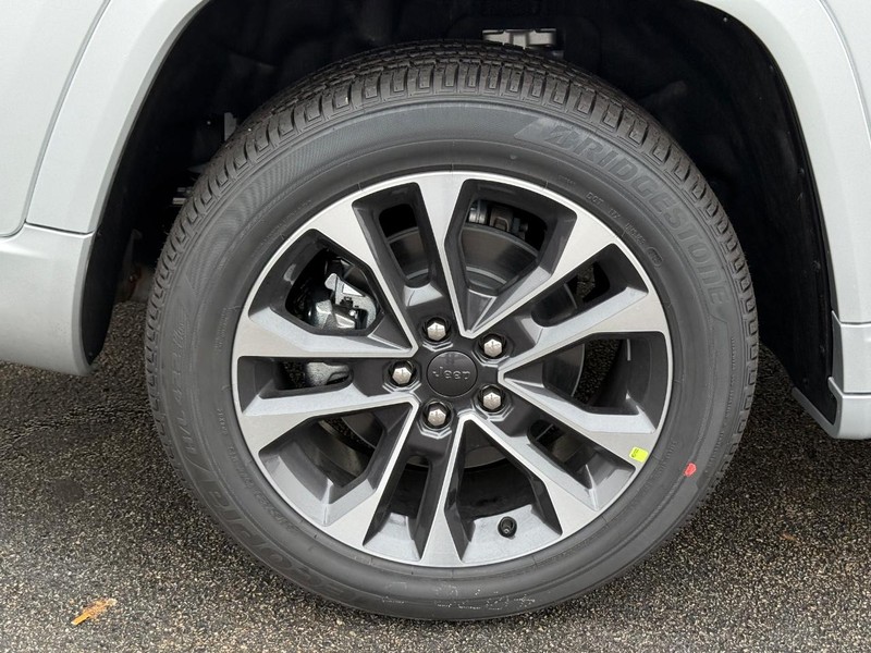 Jeep Grand Cherokee L Vehicle Full-screen Gallery Image 4