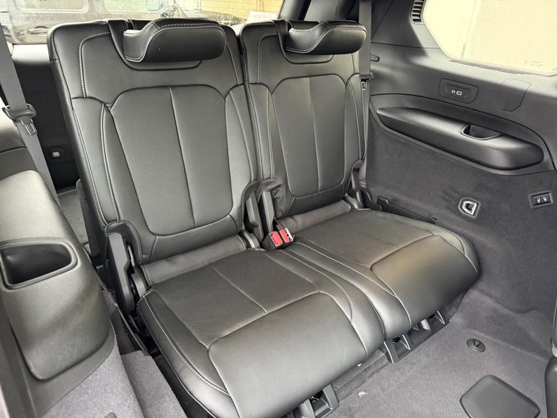 Jeep Grand Cherokee L Vehicle Full-screen Gallery Image 5