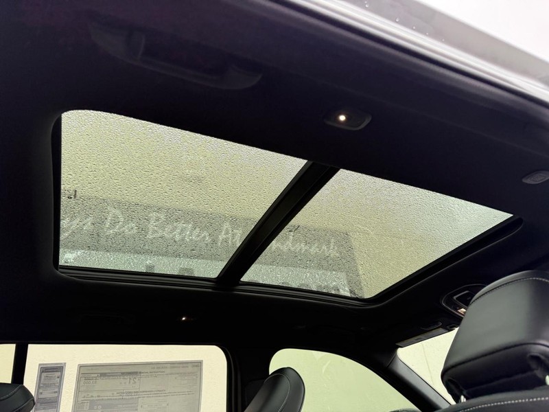 Jeep Grand Cherokee L Vehicle Full-screen Gallery Image 7