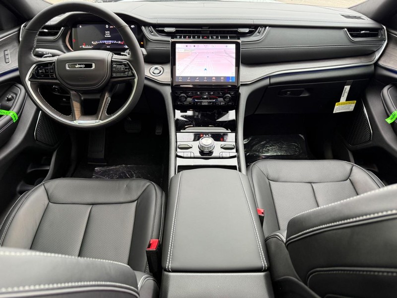 Jeep Grand Cherokee L Vehicle Full-screen Gallery Image 9