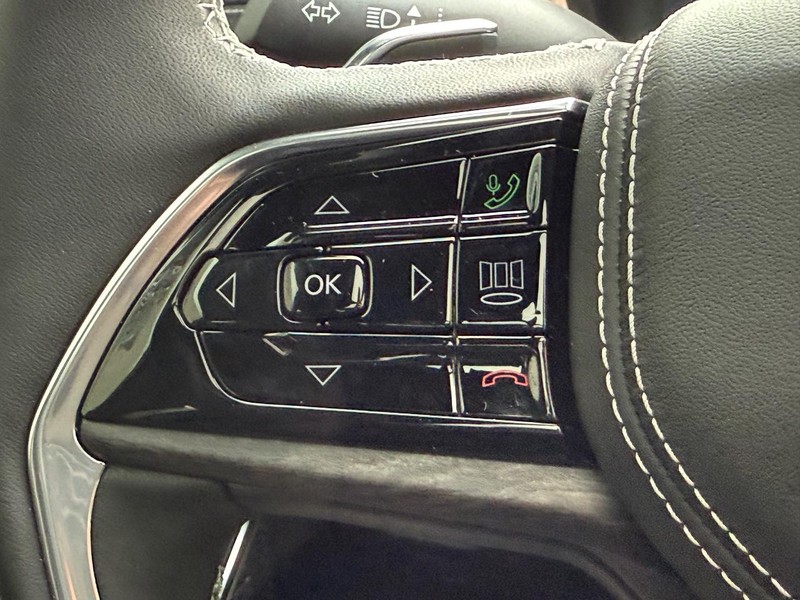 Jeep Grand Cherokee L Vehicle Full-screen Gallery Image 11