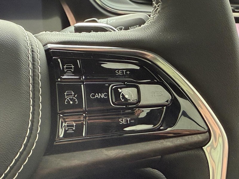 Jeep Grand Cherokee L Vehicle Full-screen Gallery Image 12