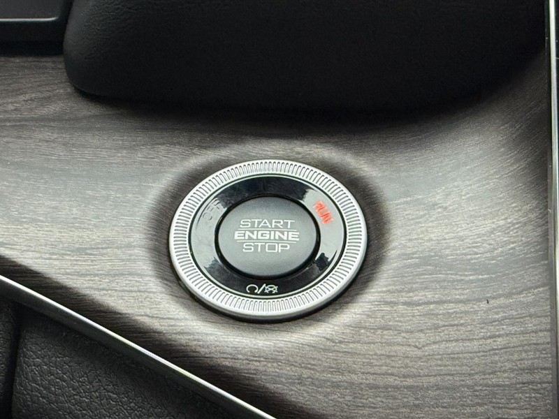 Jeep Grand Cherokee L Vehicle Full-screen Gallery Image 13