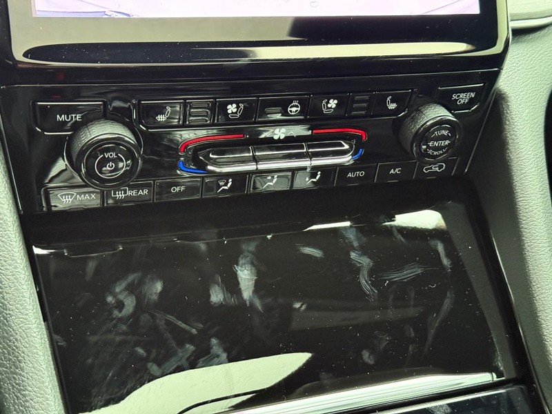 Jeep Grand Cherokee L Vehicle Full-screen Gallery Image 17