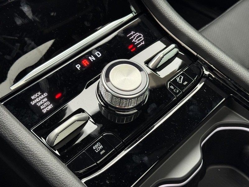 Jeep Grand Cherokee L Vehicle Full-screen Gallery Image 18