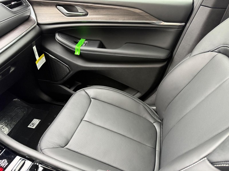 Jeep Grand Cherokee L Vehicle Full-screen Gallery Image 19