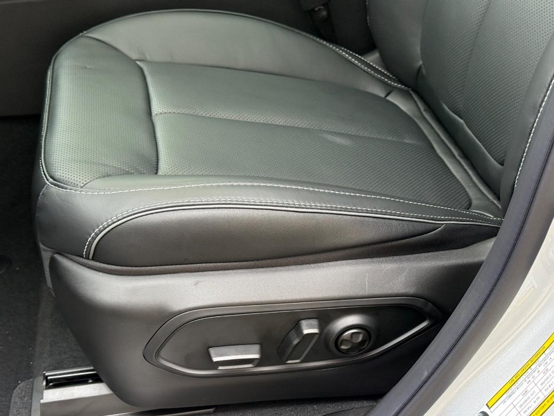 Jeep Grand Cherokee L Vehicle Full-screen Gallery Image 21