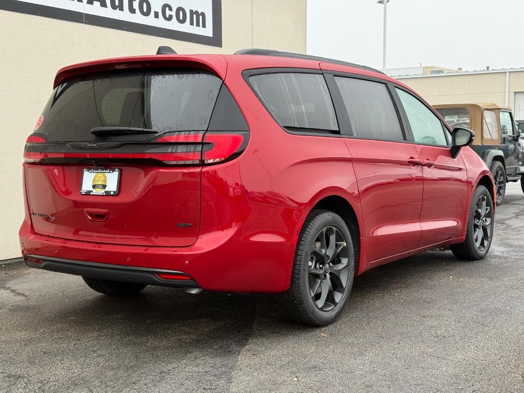 Chrysler Pacifica Vehicle Full-screen Gallery Image 3