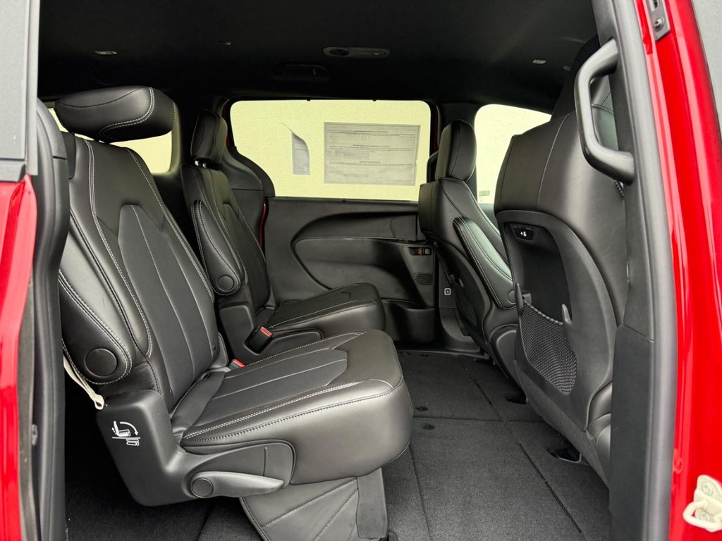 Chrysler Pacifica Vehicle Full-screen Gallery Image 6