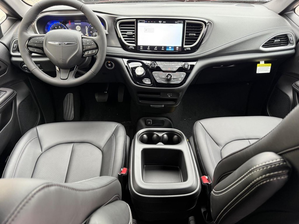 Chrysler Pacifica Vehicle Full-screen Gallery Image 7