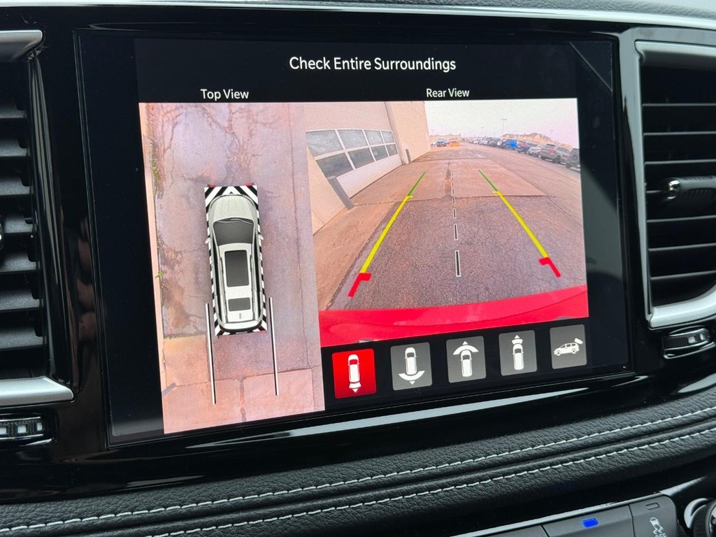 Chrysler Pacifica Vehicle Full-screen Gallery Image 13