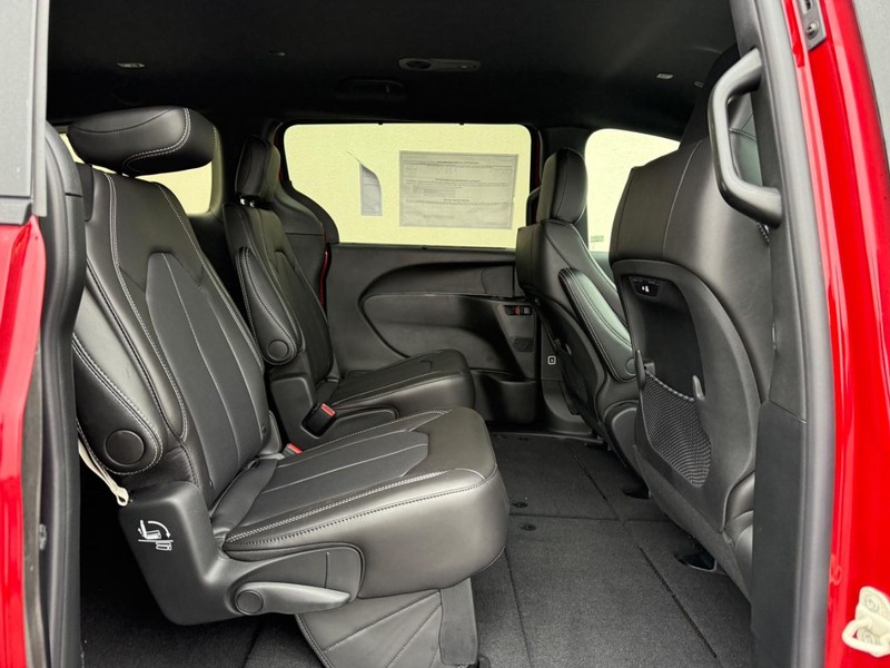 Chrysler Pacifica Vehicle Full-screen Gallery Image 6