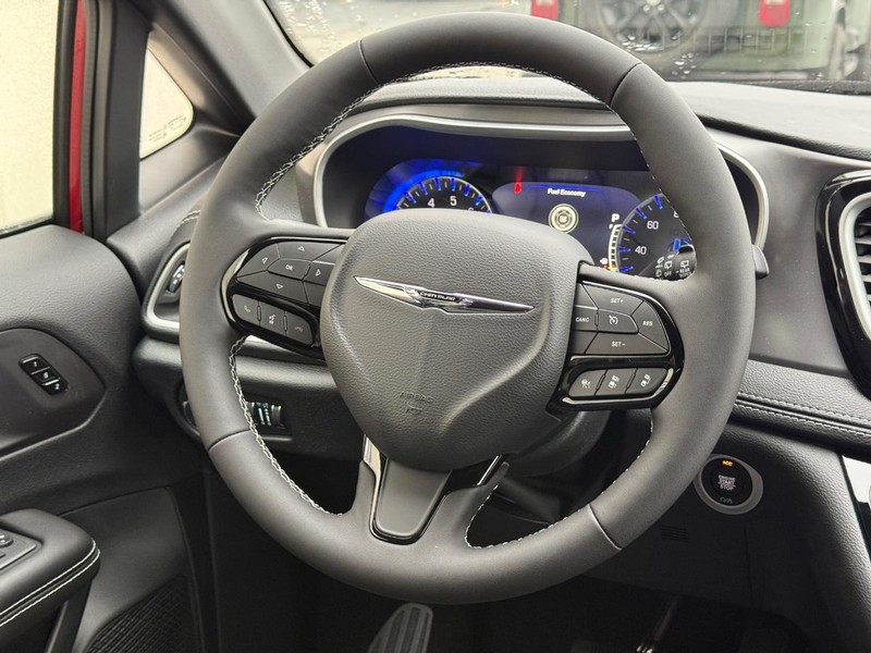 Chrysler Pacifica Vehicle Full-screen Gallery Image 8