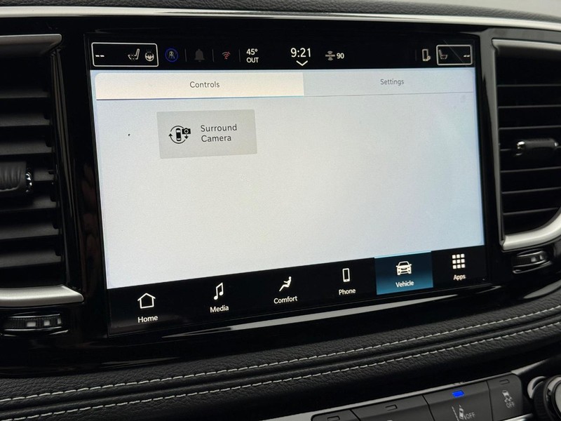 Chrysler Pacifica Vehicle Full-screen Gallery Image 12