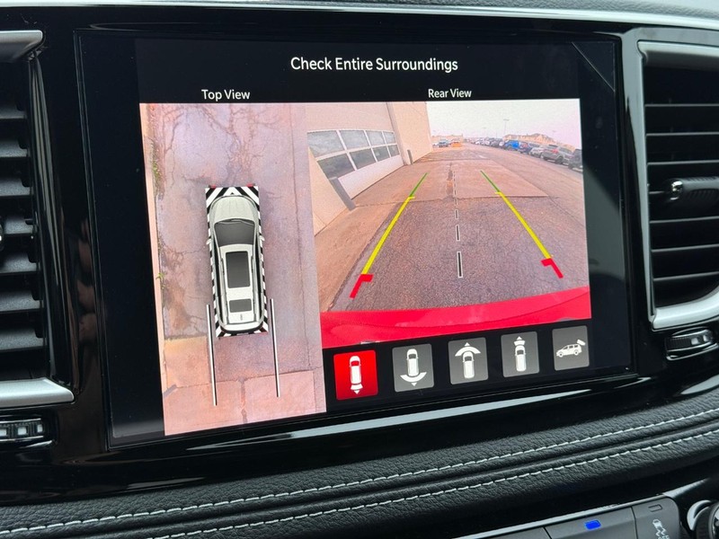 Chrysler Pacifica Vehicle Full-screen Gallery Image 13