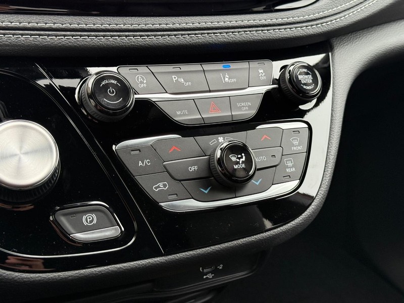 Chrysler Pacifica Vehicle Full-screen Gallery Image 15