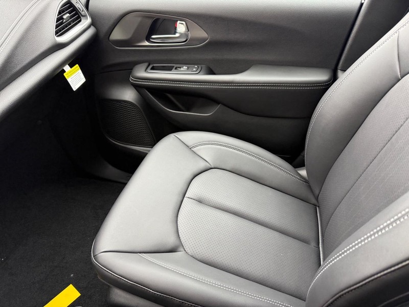 Chrysler Pacifica Vehicle Full-screen Gallery Image 16