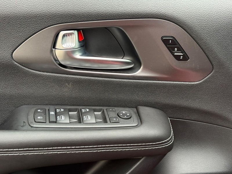 Chrysler Pacifica Vehicle Full-screen Gallery Image 17