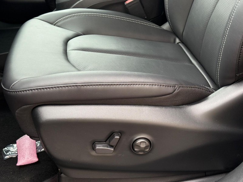 Chrysler Pacifica Vehicle Full-screen Gallery Image 18