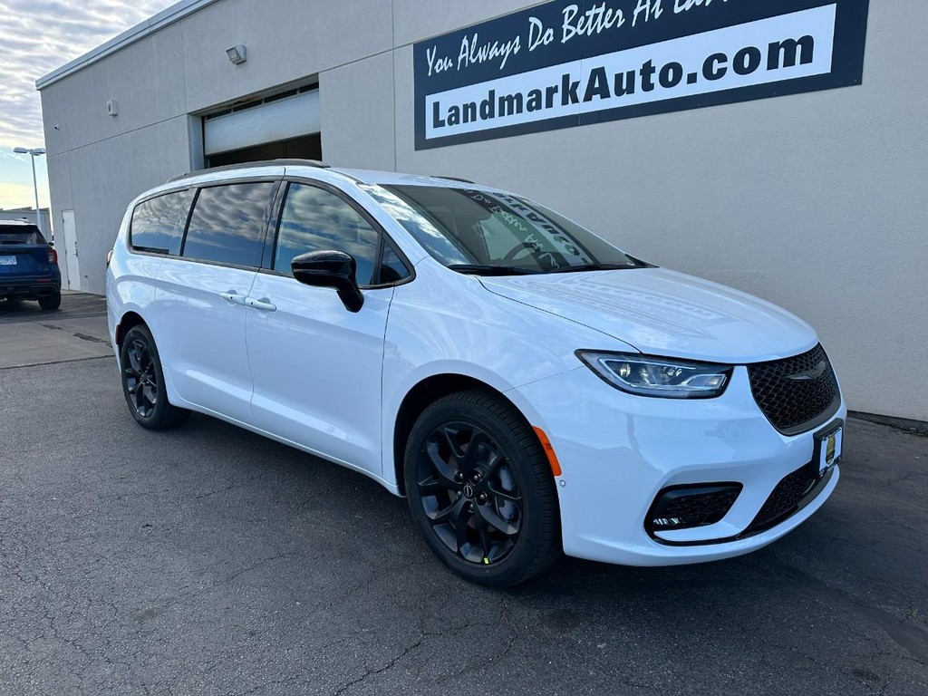 Chrysler Pacifica Vehicle Full-screen Gallery Image 2