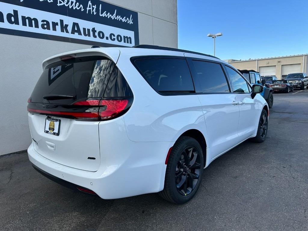 Chrysler Pacifica Vehicle Full-screen Gallery Image 3