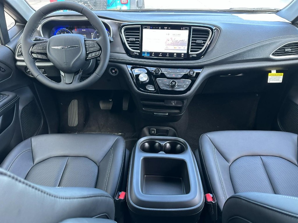 Chrysler Pacifica Vehicle Full-screen Gallery Image 6