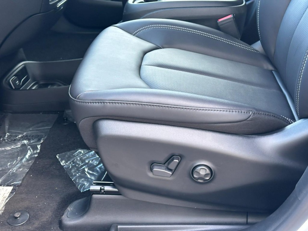 Chrysler Pacifica Vehicle Full-screen Gallery Image 12