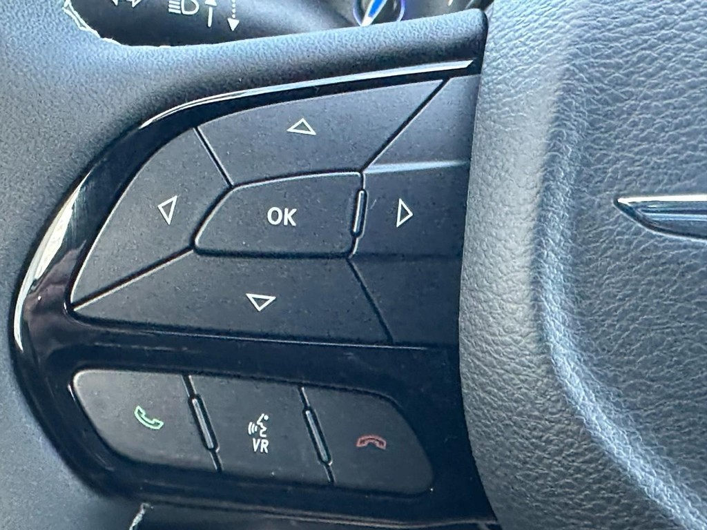 Chrysler Pacifica Vehicle Full-screen Gallery Image 13