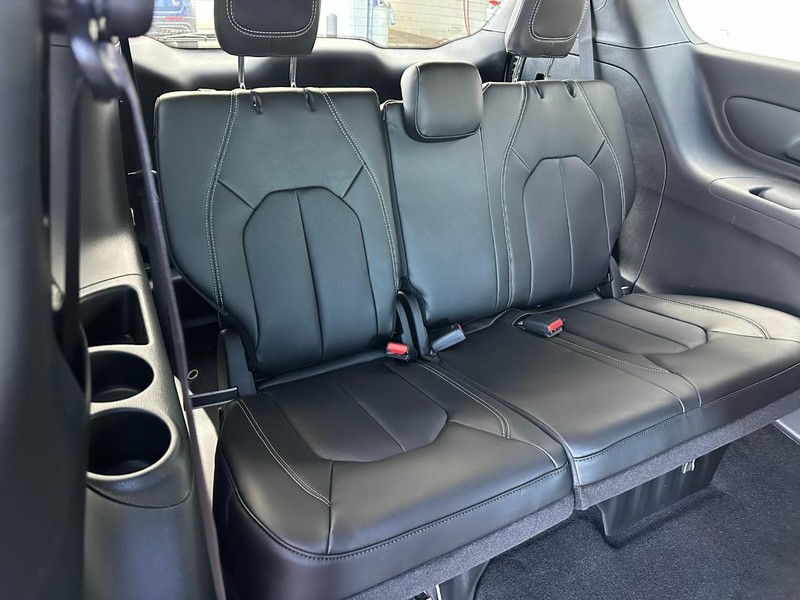 Chrysler Pacifica Vehicle Full-screen Gallery Image 4