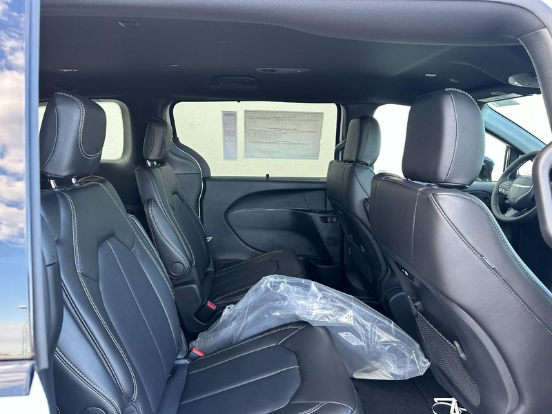 Chrysler Pacifica Vehicle Full-screen Gallery Image 5