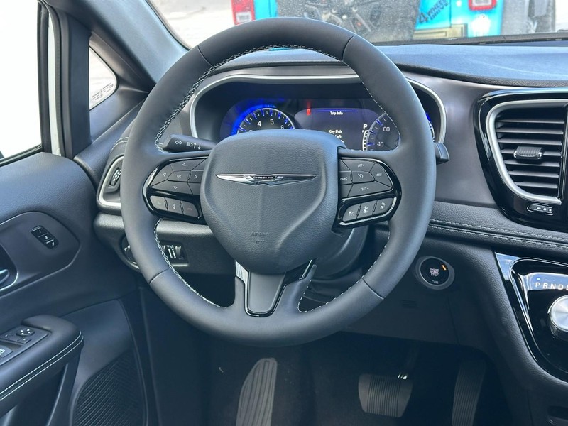 Chrysler Pacifica Vehicle Full-screen Gallery Image 7