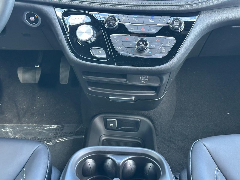 Chrysler Pacifica Vehicle Full-screen Gallery Image 9