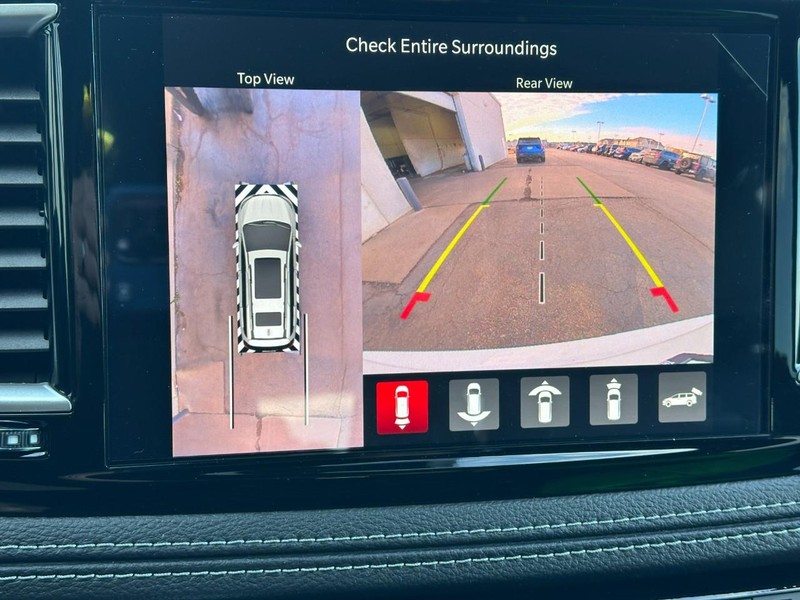 Chrysler Pacifica Vehicle Full-screen Gallery Image 15