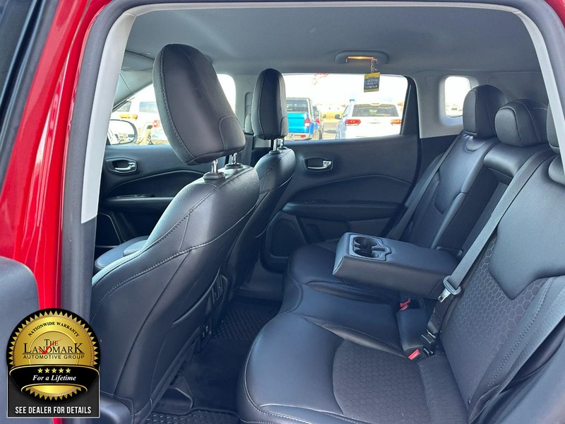 Jeep Compass Vehicle Full-screen Gallery Image 10