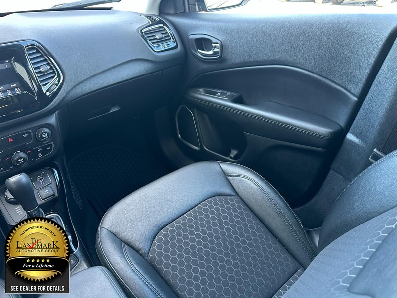 Jeep Compass Vehicle Full-screen Gallery Image 15