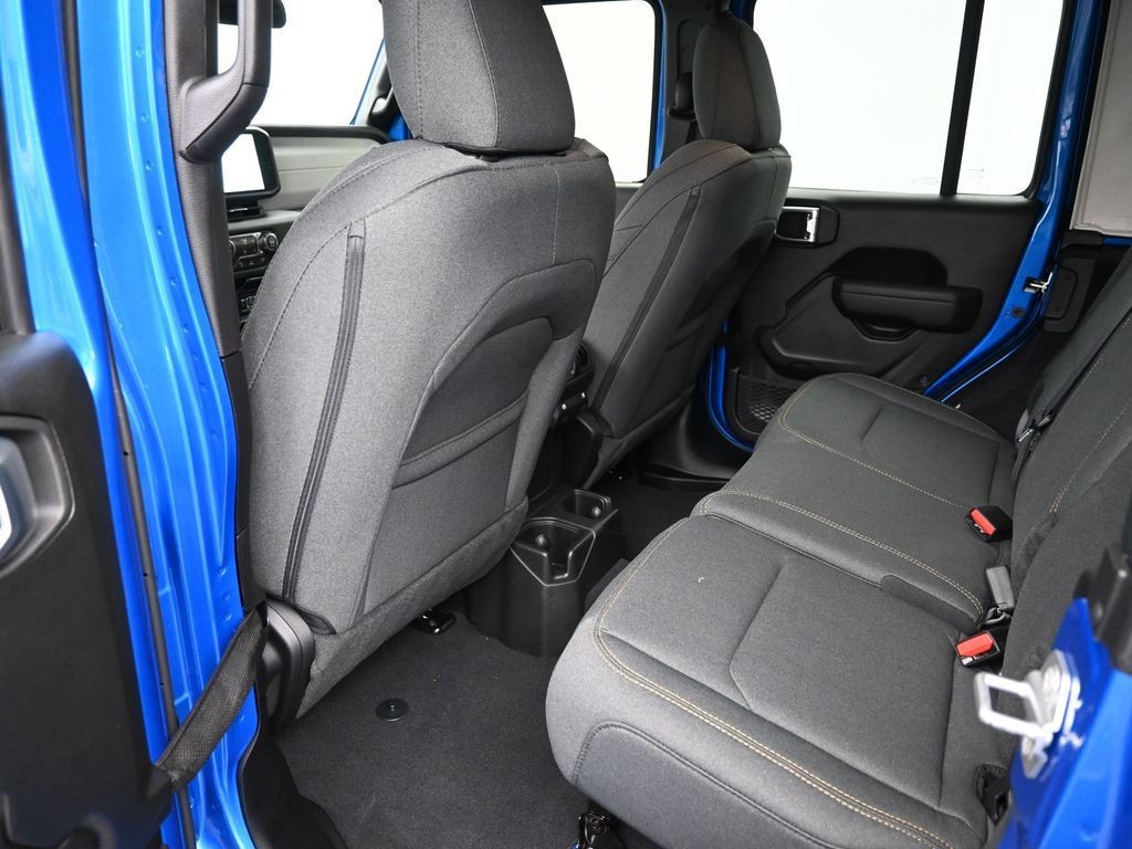 Jeep Wrangler Vehicle Full-screen Gallery Image 10