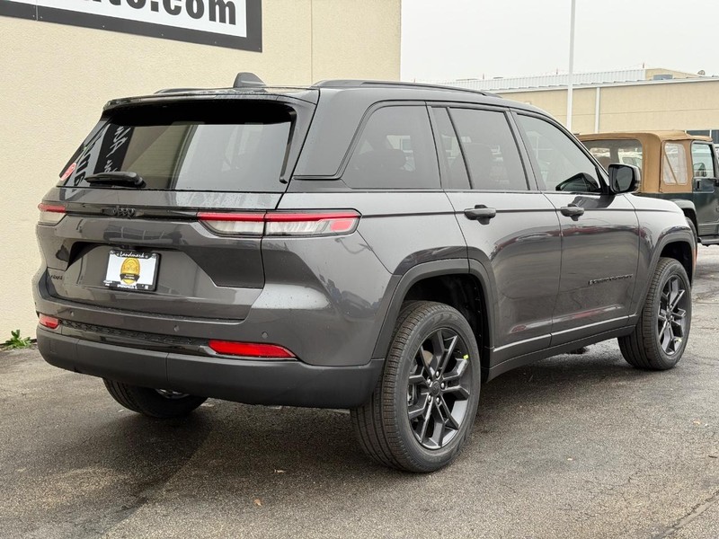 Jeep Grand Cherokee Vehicle Full-screen Gallery Image 3