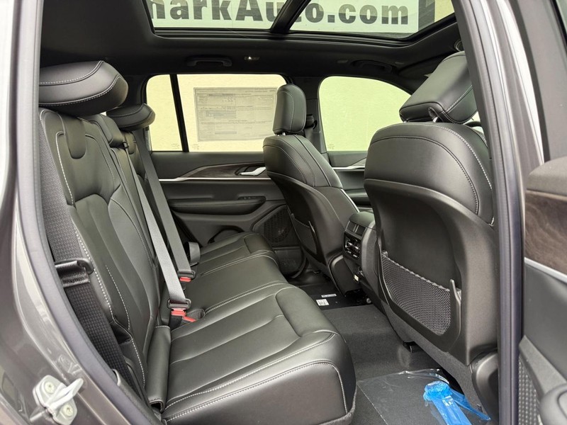 Jeep Grand Cherokee Vehicle Full-screen Gallery Image 5