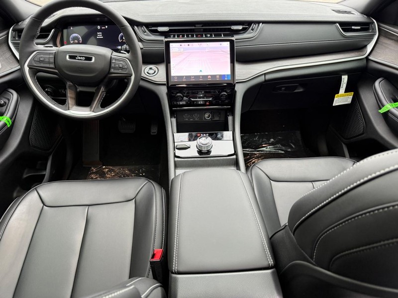 Jeep Grand Cherokee Vehicle Full-screen Gallery Image 8