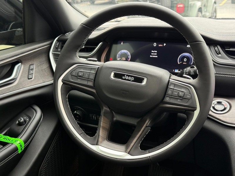 Jeep Grand Cherokee Vehicle Full-screen Gallery Image 9