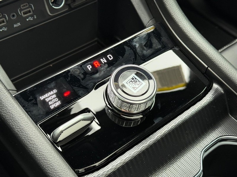 Jeep Grand Cherokee Vehicle Full-screen Gallery Image 17