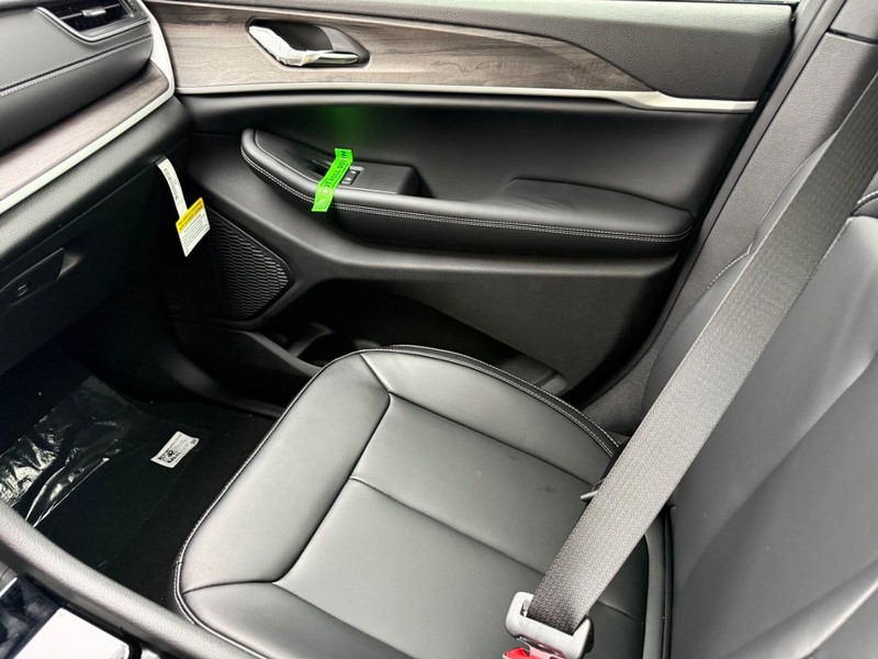 Jeep Grand Cherokee Vehicle Full-screen Gallery Image 18